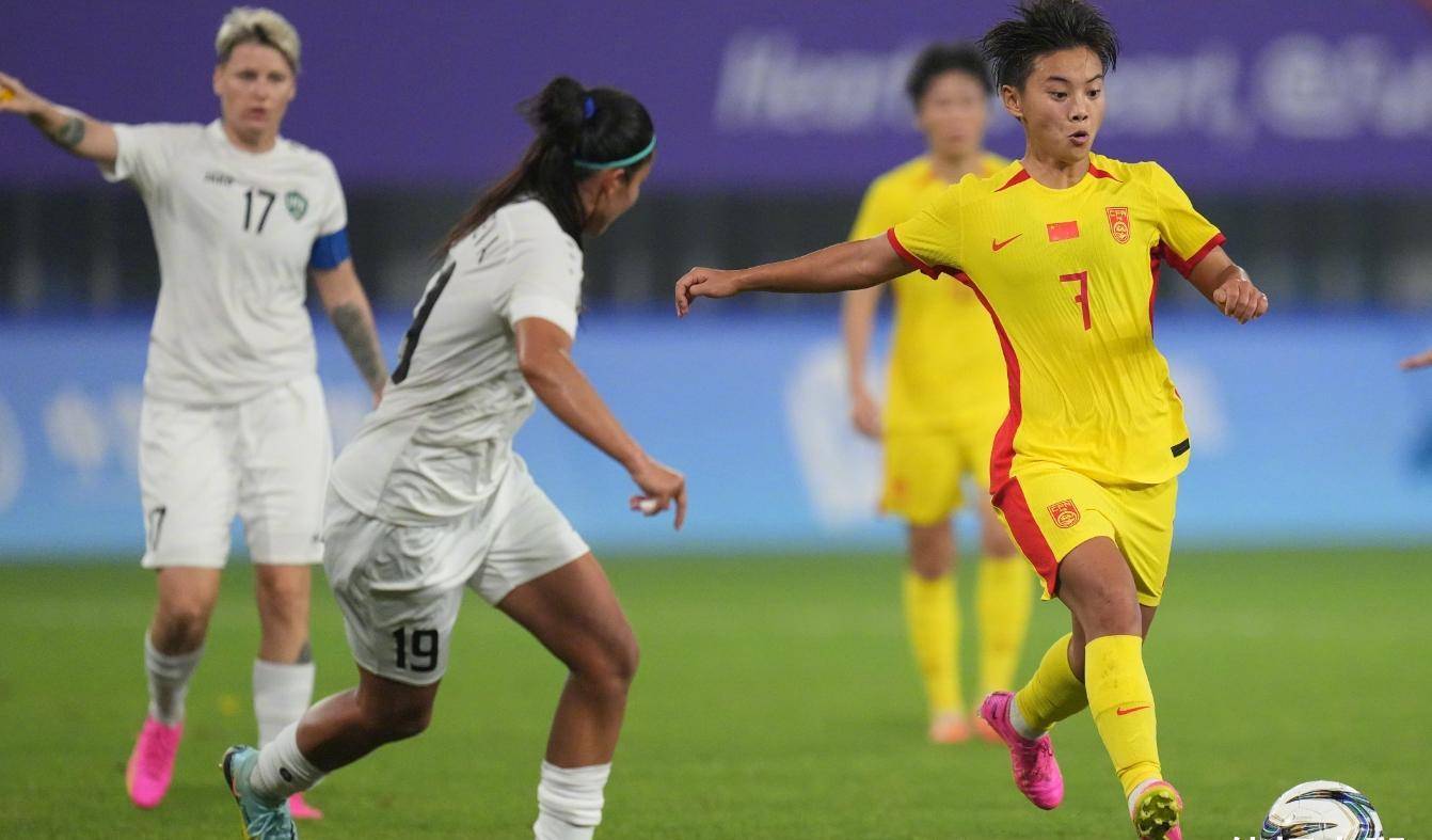 包含中国女足备战蓄势待发，教练组高效治军的词条