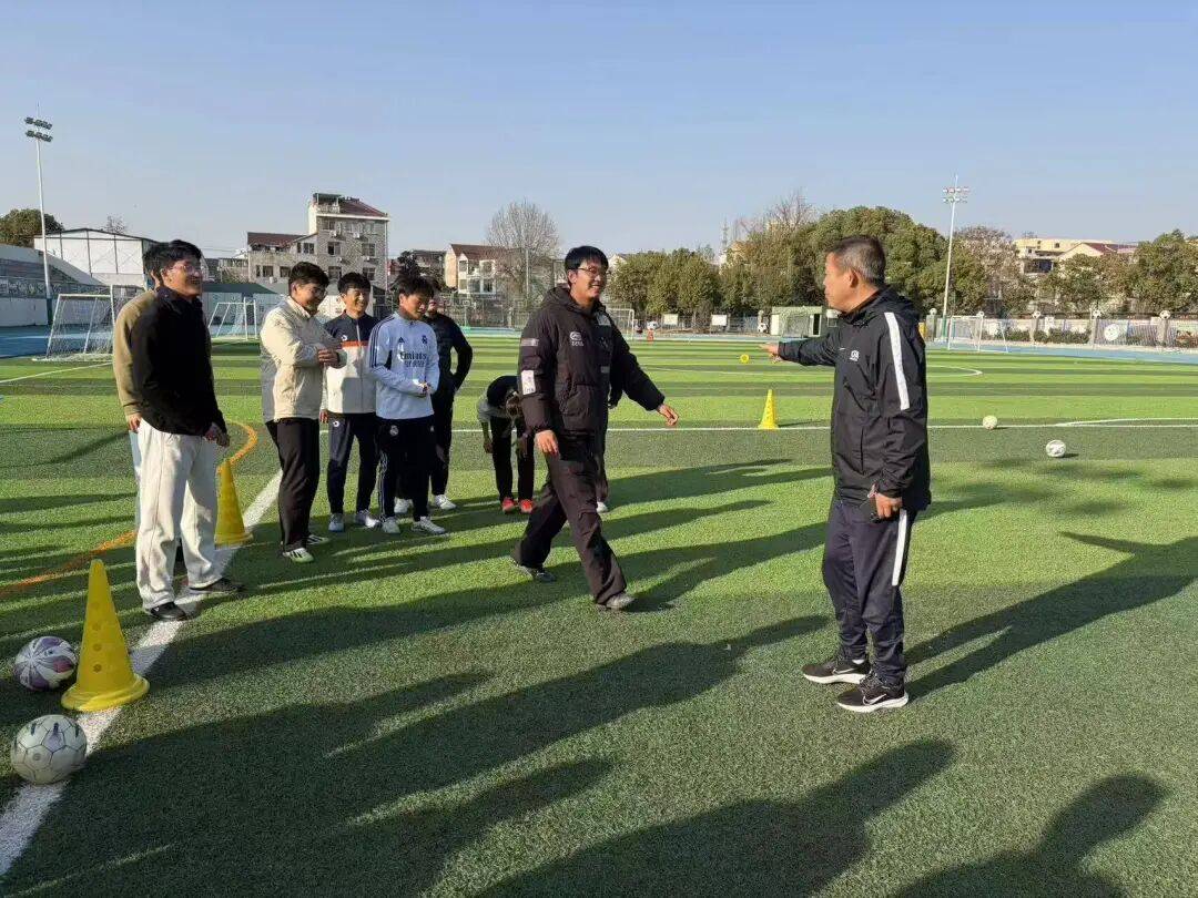 包含足球技术培训课程受欢迎，足球梦想点燃青年热情的词条